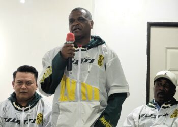 WANDERLEY Machado Da Silva Junior (tengah) semasa diperkenalkan sebagai Ketua Jurulatih Kelantan City FC pada Majlis Pengenalan Logo Baharu dan Barisan Kejurulatihan Kelantan City FC Musim 2026-2027 di Kota Bharu, Kelantan hari ini. - UTUSAN/MUSTAQIM MOHAMED