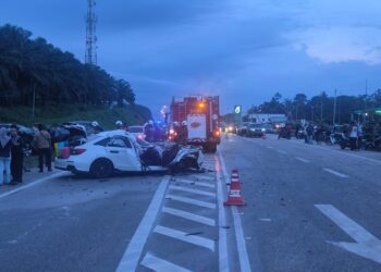 KEADAAN kereta Honda Civic yang terlibat kemalangan di kilometer 67 Jalan Kuantan-Segamat di Pekan, Pahang.