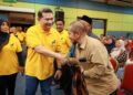 RAFIZI Ramli (kiri) bersama dengan tetamu yang hadir ke sesi sesi Jelajah Kancil Negeri Kelantan di Pantai Cahaya Bulan, Kota Bharu, Kelantan malam tadi-UTUSAN/KAMARUL BISMI KAMARUZAMAN.