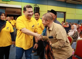 RAFIZI Ramli (kiri) bersama dengan tetamu yang hadir ke sesi sesi Jelajah Kancil Negeri Kelantan di Pantai Cahaya Bulan, Kota Bharu, Kelantan malam tadi-UTUSAN/KAMARUL BISMI KAMARUZAMAN.