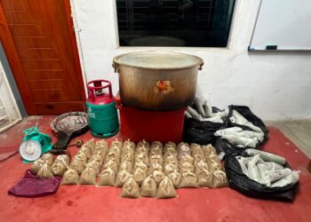 SEBAHAGIAN peralatan, air dan daun ketum yang dirampas PGA dalam serbuan di Tanah Merah, Kelantan semalam.