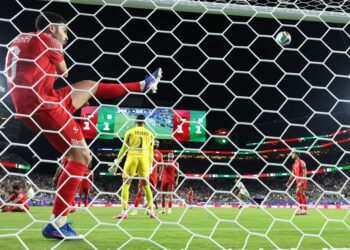 MOHANNAD ABUTAHA menendang bola dengan penuh kecewa selepas Algeria menjaringkan gol kemenangan pada penghujung perlawanan yang menyaksikan Jordan tewas 1-2 dalam aksi Kumpulan J Piala Dunia 2026 di Stadium San Francisco Bay Area, Santa Clara, California. – AFP