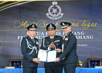 REDZUAN Abd. Hamid (tengah) menyaksikan Majlis Serah Terima Tugas Ketua Polis Pahang antara Yahaya Othman (kiri) dan Azry Akmar Ayob di Ibu Pejabat Polis Kontinjen (IPK) Pahang, di Kuantan, Pahang. - FOTO/SHAIKH AHMAD RAZIF