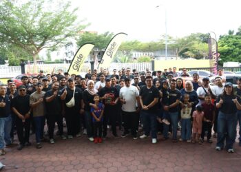 Muhazli Muhamad (enam dari kiri) bersama Khairul Abd Rahman (tujuh dari kiri) bergambar bersama komuniti ViosNation pada Program Hari Ke-7 ViosNation x Glide Technology