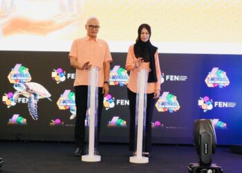 KETUA Pegawai Operasi Bank Muamalat Malaysia Berhad, Zury Rahimee Zainal Abiden (kiri) bersama-sama Ketua Pegawai Eksekutif Muamalat Invest Sdn. Bhd., Khadijah Saerah (kanan) menyempurnakan majlis pelancaran Dana Muamalat-i Global Equity Algorithm (MiGLOBE).