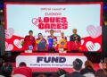HOE Kian Choon (tengah) bersama Ketua Pegawai Pemasaran CUCKOO Malaysia, Queenie Goh (dua dari kiri), Siti Nurhaliza (dua dari kanan) dan Firdhaus (kanan) selepas Majlis Pelancaran Projek “CUCKOO Loves, Cares” di Menara Kuala Lumpur.