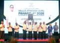 WAN ROSDY Wan Ismail (tengah) melancarkan Kain Baju Batik Pahang 1st pada Majlis Apresiasi Guru Pahang 1st di Dewan Jubli Perak Sultan Ahmad Shah di Kuantan, Pahang. - FOTO/SHAIKH AHMAD RAZIF