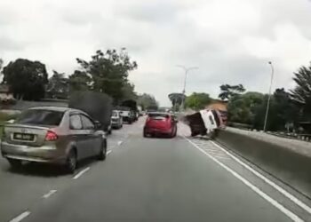 Proton Iriz tukar lorong