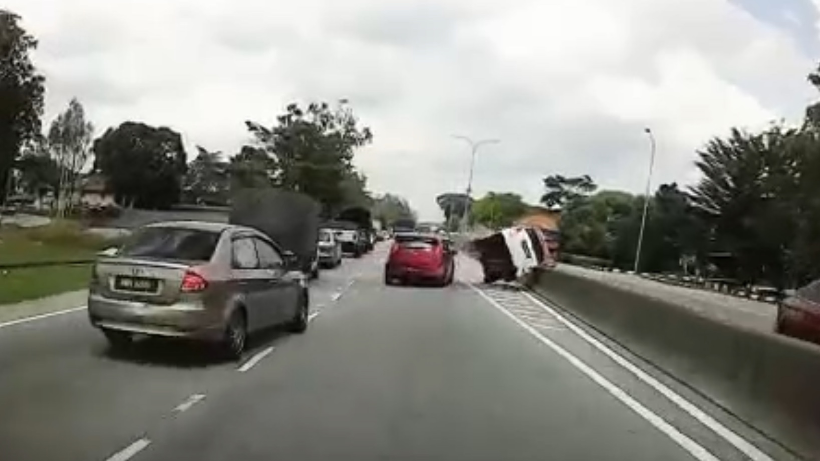 Proton Iriz tukar lorong