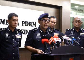 BADERULHISHAM Baharudin (tengah) pada sidang akhbar berkenaan kes letupan meragut nyawa dua anggota tentera di IPK Kedah, Alor Setar malam ini. -UTUSAN/SHAHIR NOORDIN