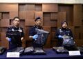 BADERULHISHAM Baharudin (tengah) menunjukkan dadah disyaki bunga ganja seberat 14.63kg pada sidang akhbar di IPK Kedah, Alor Setar malam tadi. - UTUSAN/ SHAHIR NOORDIN