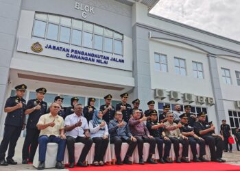 ANTHONY Loke diiringi Ketua Pengarah Pengangkutan Jalan Malaysia, Aedy Fadly Ramli bergambar di hadapan bangunan Pejabat JPJ Cawangan Nilai. - UTUSAN/MOHD SHAHJEHAN MAAMIN