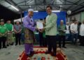 TUAN Ibrahim Tuan Man menerima borang keahlian Pas daripada Bekas Exco Kerajaan Negeri Sembilan, Datuk Dr. Mohamad Rafie Abdul Malek pada Program Ceramah Umum Ambang Pilihan Raya di Markas Pas Seremban di Seremban, Negeri Sembilan malam tadi.-UTUSAN/MOHD. SHAHJEHAN MAAMIN.