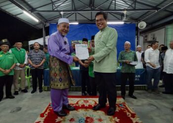 TUAN Ibrahim Tuan Man menerima borang keahlian Pas daripada Bekas Exco Kerajaan Negeri Sembilan, Datuk Dr. Mohamad Rafie Abdul Malek pada Program Ceramah Umum Ambang Pilihan Raya di Markas Pas Seremban di Seremban, Negeri Sembilan malam tadi.-UTUSAN/MOHD. SHAHJEHAN MAAMIN.