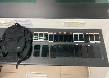 TELEFON bimbit yang dirampas selepas PGA menahan dua warganegara China dalam serbuan di kawasan semak Kampung Belukar, Jeram Perdah, Rantau Panjang, Kelantan.