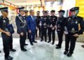 KETUA Setiausaha Kementerian Dalam Negeri, Dr. Awang Alik Jeman, (tiga dari kiri), diiringi Zakaria Shaaban, (dua dari kiri) beramah mesra dengan penerima Anugerah selepas Majlis Perbarisan Tamat Latihan Kursus Sijil Asas dan Sijil Tinggi Keimigresenan Siri 1 2026 Jabatan Imigresen Malaysia di Port Dickson semalam.-UTUSAN/MOHD. SHAHJEHAN MAAMIN.