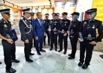 KETUA Setiausaha Kementerian Dalam Negeri, Dr. Awang Alik Jeman, (tiga dari kiri), diiringi Zakaria Shaaban, (dua dari kiri) beramah mesra dengan penerima Anugerah selepas Majlis Perbarisan Tamat Latihan Kursus Sijil Asas dan Sijil Tinggi Keimigresenan Siri 1 2026 Jabatan Imigresen Malaysia di Port Dickson semalam.-UTUSAN/MOHD. SHAHJEHAN MAAMIN.