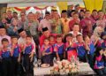 AMINUDDIN Harun (duduk, tengah) bergambar bersama orang ramai selepas merasmikan Kampung dan Sekolah Angkat Madani di Kampung Pulau di Labu, Seremban hari ini.-UTUSAN/NAZARUDIN SHAHARI