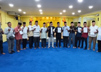 ABDUL Razak Mohd. Yassin (sembilan dari kanan) bersama para pemimpin utama adat Luak Rembau memegang akuan bersumpah menyokong Dato' Sedia Raja Abdul Rahim Yasin sebagai Undang Luak Rembau ke-22 di Rembau hari ini.-UTUSAN/NAZARUDIN SHAHARI