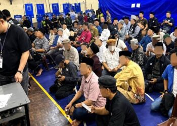 SEBAHAGIAN individu yang ditahan pihak berkuasa dalam serbuan satu program dianjurkan di Dewan Sekolah Menengah (SM) Lok Yuk, Likas, Kota Kinabalu, Sabah semalam. - GAMBAR IHSAN POLIS