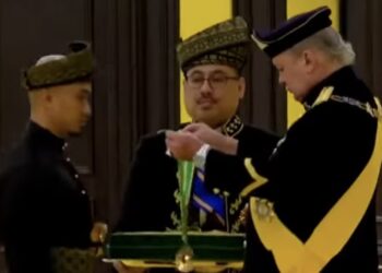 MOHD. Azizulhasni Awang dikurniakan Darjah Bakti (DB) oleh Yang di-Pertuan Agong, Sultan Ibrahim sempena Hari Keputeraan Rasmi Seri Paduka Baginda di Istana Negara, hari ini.