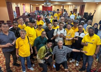 Rafizi Ramli bergambar kenangan bersama penyokong selepas Nik Nazmi Nik Ahmad selepas siri kedua Jelajah Kancil di sebuah hotel di Ayer Keroh malam tadi. UTUSAN/AMRAN MULUP