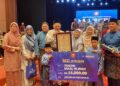 SHUKRI Abdullah (tengah) disamping isterinya, Khadijah Zakaria dan anak-anak serta cucu mereka selepas menerima anugerah Tokoh Maal Hijrah peringkat negeri Kedah dalam sambutan di Wisma Darul Aman, Alor Setar.