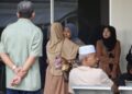 ISTERI Koperal Norazmi Abu Bakar, Siti Fairus Mohamad Yussof tidak dapat menahan sebak ketika hadir ke Jabatan Foresik HSB, Alor Setar. - UTUSAN/ SHAHIR NOORDIN