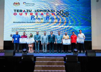 Junady Nawawi, Ketua Pegawai Eksekutif TERAJU (empat dari kiri), Datuk Dr Mohamad Abdul Hamid, Timbalan Ketua Menteri 1 Pulau Pinang (lima dari kiri), Datuk Mohd Shahar Abdullah, Timbalan Menteri Ekonomi (enam dari kiri) bersama penerima pembiayaan strategik TERAJU semasa TERAJU Aspirasi Outreach Pulau Pinang 2026