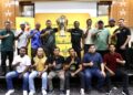 ZURAIDI Rahim (belakang, lima kanan) bersama 16 wakil pasukan yang akan bertanding merebut kejuaraan Liga Kedah 2026 Piala DZR pada majlis pelancaran di Hotel Seri Malaysia, Alor Setar, hari ini. - UTUSAN/ SHAHIR NOORDIN