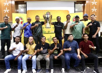 ZURAIDI Rahim (belakang, lima kanan) bersama 16 wakil pasukan yang akan bertanding merebut kejuaraan Liga Kedah 2026 Piala DZR pada majlis pelancaran di Hotel Seri Malaysia, Alor Setar, hari ini. - UTUSAN/ SHAHIR NOORDIN