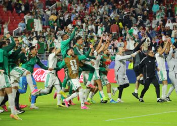 Pemain Algeria meraikan kemenangan mereka ke aras Jordan hari ini. - AFP
