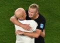 SOLBAKKEN (kiri) bersama Haaland. -AFP