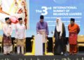 SULTAN Nazrin Muizzuddin Shah berkenan merasmikan Sidang Kemuncak Pemimpin Agama Antarabangsa Ketiga 2026 dengan diiringi Anwar Ibrahim. Turut hadir Setiausaha Agung Liga Islam Dunia, Datuk Seri Sheikh Dr. Mohammed Abdulkarim Al-Issa (dua dari kanan) di Pusat Konvensyen Kuala Lumpur semalam.
– UTUSAN/SHIDDIEQIIN ZON