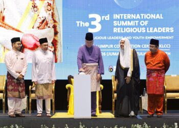 SULTAN Nazrin Muizzuddin Shah berkenan merasmikan Sidang Kemuncak Pemimpin Agama Antarabangsa Ketiga 2026 dengan diiringi Anwar Ibrahim. Turut hadir Setiausaha Agung Liga Islam Dunia, Datuk Seri Sheikh Dr. Mohammed Abdulkarim Al-Issa (dua dari kanan) di Pusat Konvensyen Kuala Lumpur semalam. 
– UTUSAN/SHIDDIEQIIN ZON