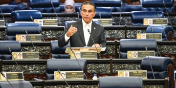 SYED Ibrahim Syed Noh pada sesi soal jawab di Dewan Rakyat semalam.-JABATAN PENERANGAN