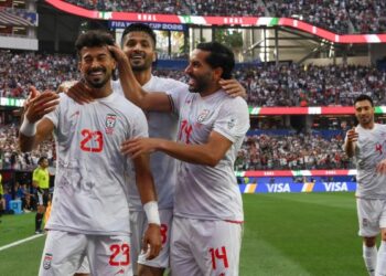 PEMAIN pertahanan Iran, Ramin Rezaeian (kiri) meraikan jaringan gol dengan rakan sepasukan dalam aksi Kumpulan G Piala Dunia 2026 menentang New Zealand di Stadium Los Angeles, Inglewood, semalam. Perlawanan berakhir dengan seri 2-2. – AFP