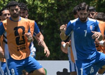 Penyerang Iran, Mehdi Taremi (kiri) dan tonggak tengah, Alireza Jahanbakhsh berlatih bersama rakan sepasukan menjelang pertemuan menentang Belgium esok. - AFP