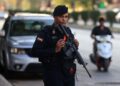 SEORANG anggota keselamatan berkawal di sepanjang jalan di Baghdad pada Ahad lalu.- AFP