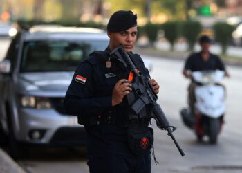 SEORANG anggota keselamatan berkawal di sepanjang jalan di Baghdad pada Ahad lalu.- AFP