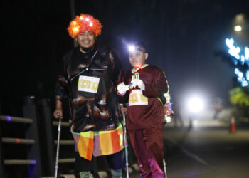 Iskandarshah Jahan Abu Huraira setia menemani anak istimewanya, Nur Aryan Asyraf dalam acara larian malam di Cameron Highlands sejak empat tahun lalu. – foto/wan mahazir muhammed nor