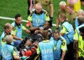PEMAIN Kanada, Ismael Kone diusung keluar selepas dipercayai mengalami kecederaan patah kaki ketika menentang Qatar dalam Kumpulan B Piala Dunia 2026. - AFP