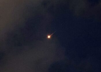 JEJAK roket kelihatan di langit ketika serangan Iran di langit pantai Israel, Netanya semalam. - AFP