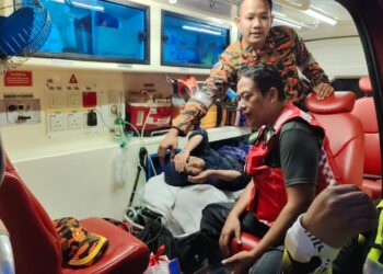 JASLINDA Saludin diberikan rawatan di dalam ambulans sebelum dibawa ke Hospital Tapah.