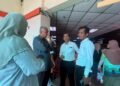 KHAIRUDIN Abu Hanipah (kiri) di HRPB Ipoh menziarahi pelajar yang dilaporkan terjatuh dari bangunan dalam sebuah sekolah di Ipoh hari ini.