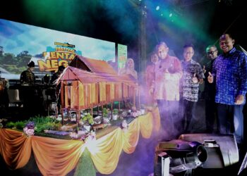 AMINUDDIN Harun dan tetamu kehormat lain melihat replika rumah tradisional Negeri Sembilan yang ditampilkan dalam Majlis Perasmian Festival Rentak Negeri 2026 di Pantai Batu 1, Port Dickson, Negeri Sembilan kelmarin.-UTUSAN/MOHD. SHAHJEHAN MAAMIN.