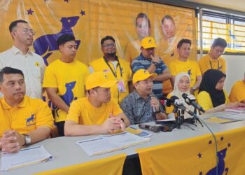 MOHD. Rafizi Ramli dan Nik Nazmi Nik Ahmad (duduk, dua kiri) semasa sidang akhbar bersama calon-calon Bersama yang bertanding pada PRN Johor di Taman Sri Tebrau, Johor Bahru, semalam.