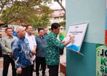 JASENI Maidinsa menurunkan tandatangan sebagai gimik perasmian taman lestari sempena Program Santuni MADANI PAAB di Maktab Rendah Sains MARA Kuala Krai, Kelantan hari ini. - UTUSAN/YATIMIN ABDULLAH