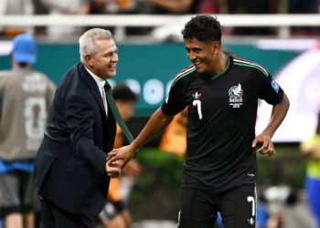PENGENDALI Mexico, Javier Aguirre (kiri) bersalaman dengan penjaring gol tunggal Luis Romo pada aksi menentang Korea Selatan.-AFP