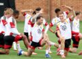 PERTAHANAN Jerman, Nico Schlotterbeck (kanan) giat menjalani sesi latihan bagi persiapan mengharungi kempen Piala Dunia 2026.-AFP